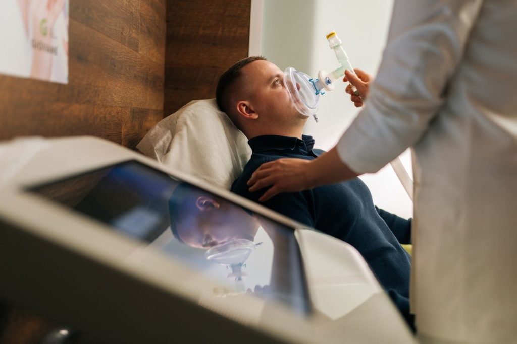 Respiratory treatment device assistance Clinician assisting a patient with a respiratory treatment device